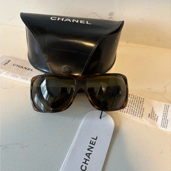 CHANEL Tortoiseshell Sunglasses with Logo - Picture 7 of 10